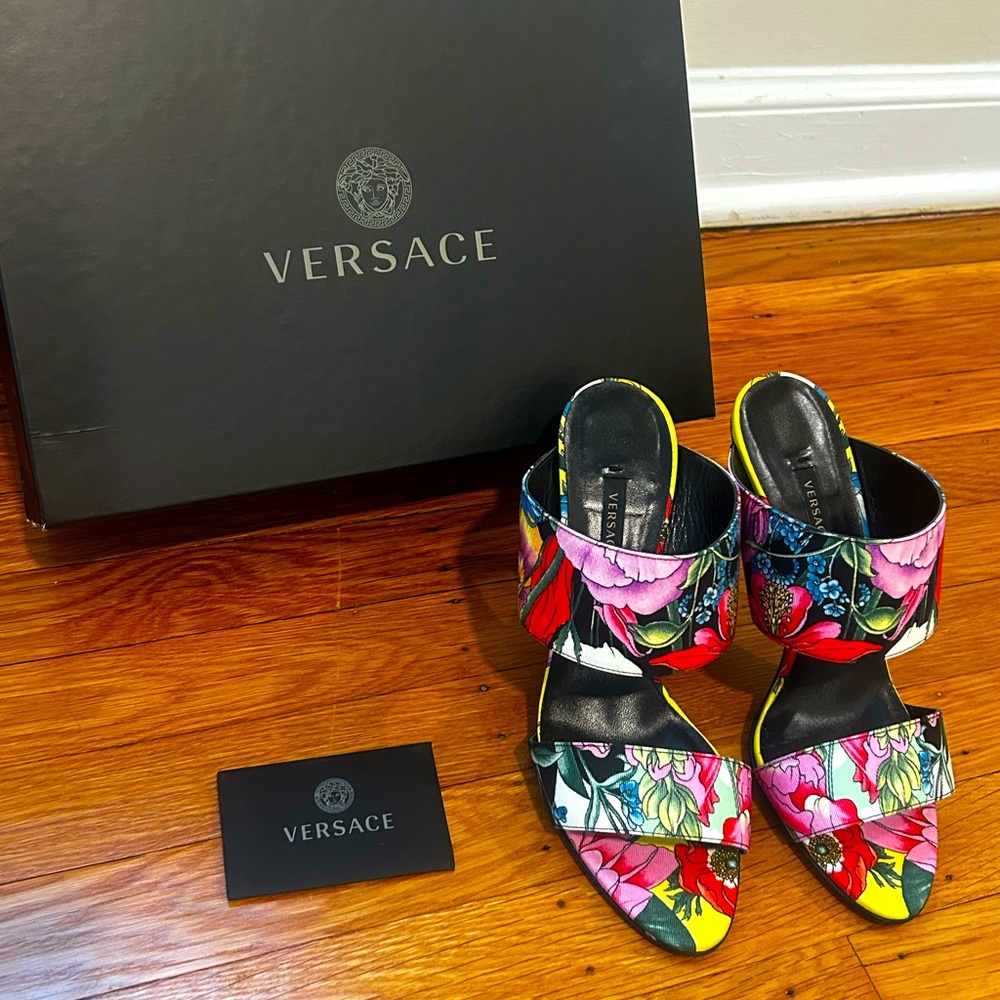 Versace Floral Baroque Heels Pumps Printed Silk Size 39 EU NIB